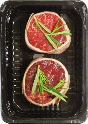 Стейк филе миньон из говядины в беконе